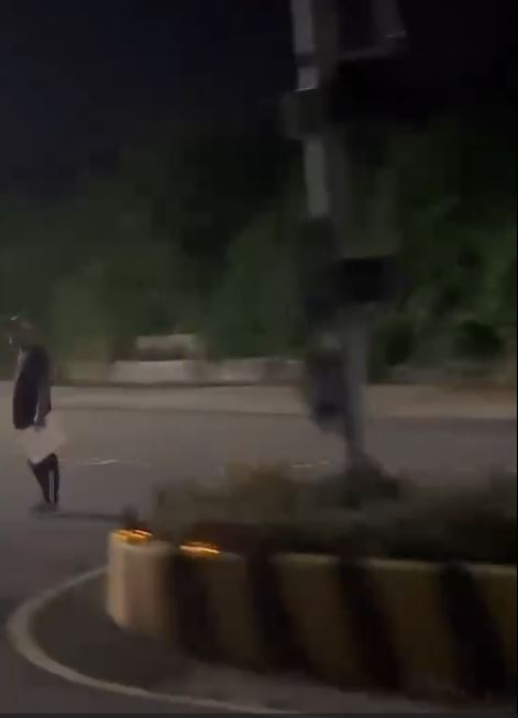 男子拿著哥哥的遺照，深夜在聯大路朝路過的汽機車撒冥紙，引起恐慌。（圖／翻攝自Thread @cantyle）
