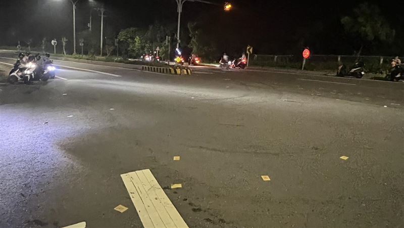 他的哥哥已過世10多年，當地道路長期事故頻仍，希望藉由撒冥紙方式提醒民眾放慢車速，避免憾事重演。不過因為有嚇到人，仍被視為違反社維法。（圖／翻攝畫面）