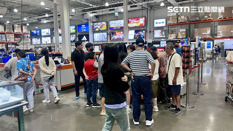 好市多表示內湖店前天傍晚就有人來卡位，開賣前超過百人準備搶新機。(圖／記者賴俊佑攝影）