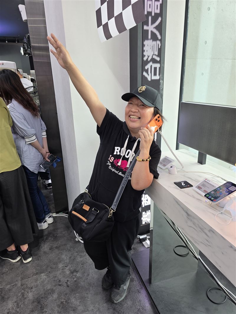 陳小姐自嘲自己是萬年二姐，每年都輸給頭香哥黃先生，她玩笑說自己是「良家婦女，不能過兩夜，所以才會輸」但期許自己明年一定要拿到頭香！（圖／記者李宜樺攝影）