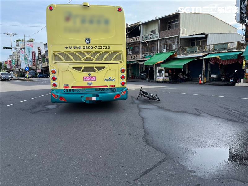 屏東單車少年幸運僅受輕傷。（圖／翻攝畫面）
