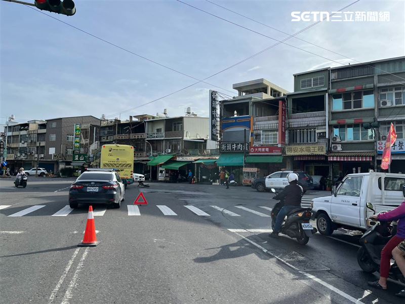 屏東萬丹發生客運與單車車禍。（圖／翻攝畫面）