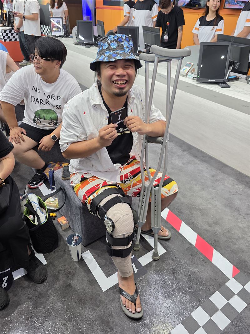 在台哥大搶得頭香的黃先生，即便受傷骨裂十字帶斷裂也要提前三天來排隊，搶得頭香，他跟記者表示，雖然傷口還時不時疼痛，但拿到第一的號碼牌那一刻，什麼都值了。（圖／記者李宜樺攝影）