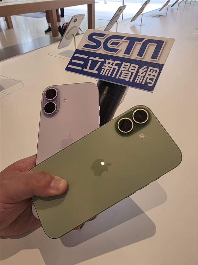 iPhone 17系列在紐約、香港等地開售後，展示機短短幾小時就出現刮痕，引發果粉熱議。不過專家分析iPhone 17改用鋁製外殼，雖更易顯痕，但散熱與耐裂性能較佳。（圖／記者李宜樺攝影）