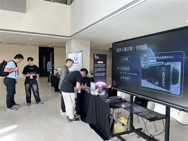 康斯特科技於現場展示 Glows.ai 雲端平台的 GPU 租賃效能與成本優勢，為 AI 應用開發者提供更具彈性的算力選擇，並提供試用申請及專屬補助方案，獲得熱烈回響。（圖／主辦單位提供）