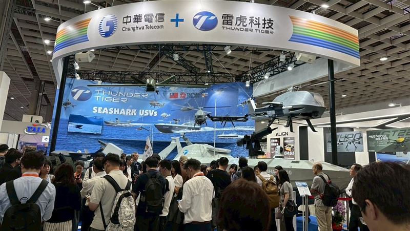 雷虎（8033），為國內無人載具研發及製造廠，受惠無人機題材持續延燒， 參展主軸將包括自殺式無人攻擊機，展區擠滿參觀人潮。（圖／記者余國棟攝影）