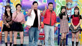 徐凱希（左起）、張文綺、曾國城、徐乃麟、籃籃、巫苡萱主持入圍金鐘獎。（圖／華視提供）