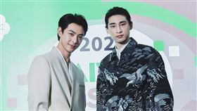 連晨翔(左)與章廣辰帶著新作《舊金山美容院》到韓國首爾宣傳。(圖／TVBS)