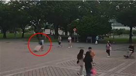 40歲陸配媳婦用粉色行李箱裝婆婆遺體。（圖／翻攝畫面）