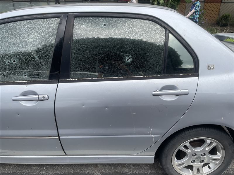汽車遭槍擊，全車多處彈孔。（圖／翻攝畫面）