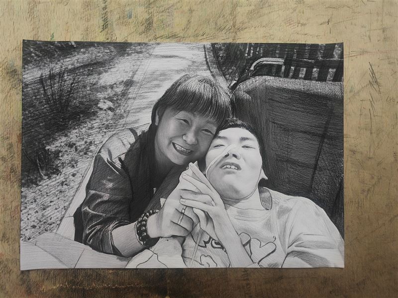 腦麻兒小比離世，超跑媽媽淚別：「此生有你，夫復何求」。（圖／翻攝小比的跑旅雜記臉書）