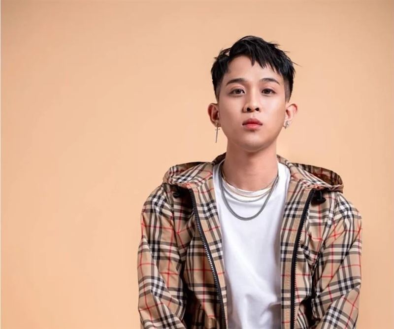 《星光幫》藝人田宥翔去年詐騙賣假門票，今年遭通緝遭逮。（圖／翻攝自/YT、IG）