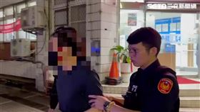 北市蕭姓碩士生在捷運大安站出口遭毆，警循線逮捕馬男並查扣三節鞭。（圖／翻攝畫面）