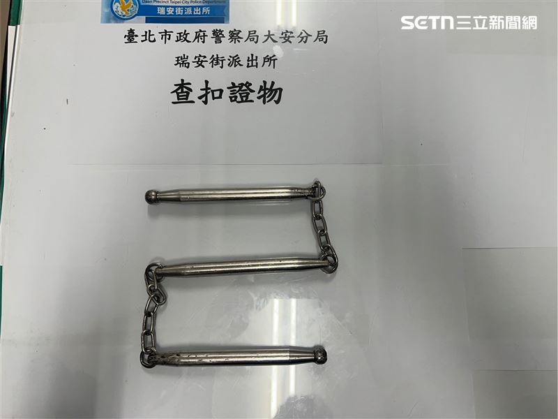 北市蕭姓碩士生在捷運大安站出口遭毆，警循線逮捕馬男並查扣三節鞭。（圖／翻攝畫面）