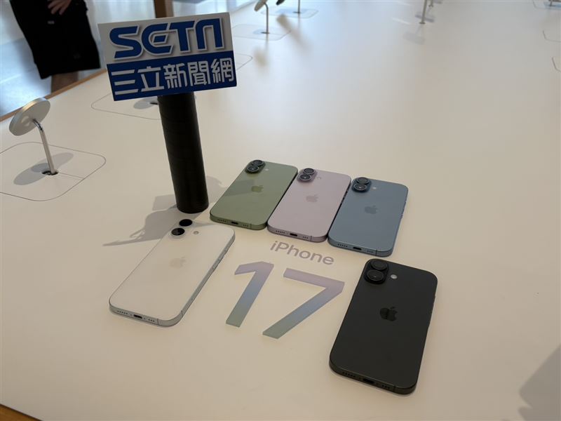 有民眾發現，iPhone 17的展示機竟然沒有裝設防盜鎖，而店員的回應竟是：「相信台灣人」。（圖／記者王文承攝影）