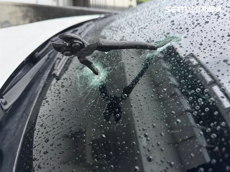 國道上演絕命終結站，「天降鐵鉗」直插前擋風玻璃。（圖／翻攝畫面）