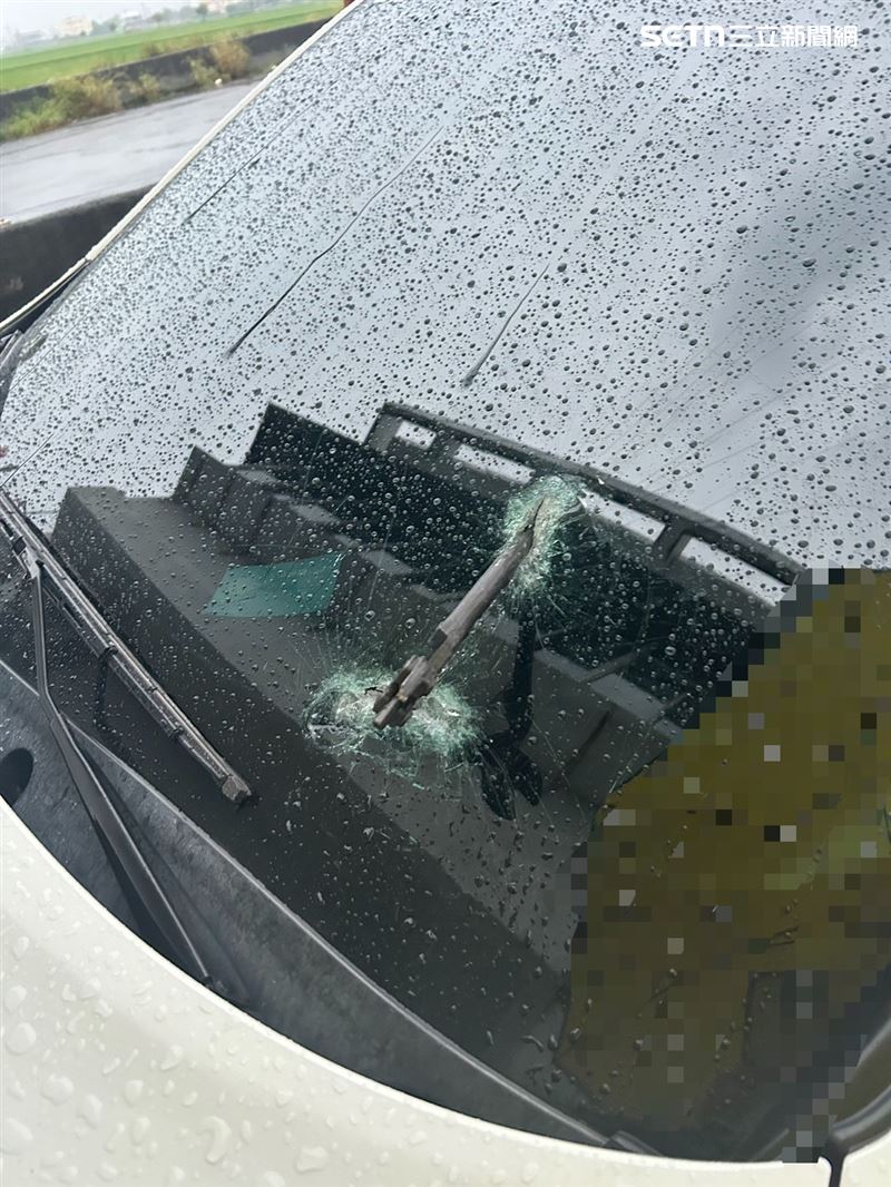 「天降鐵鉗」擊穿駕駛座前方擋風玻璃，幸好未穿入車內。（圖／翻攝畫面）