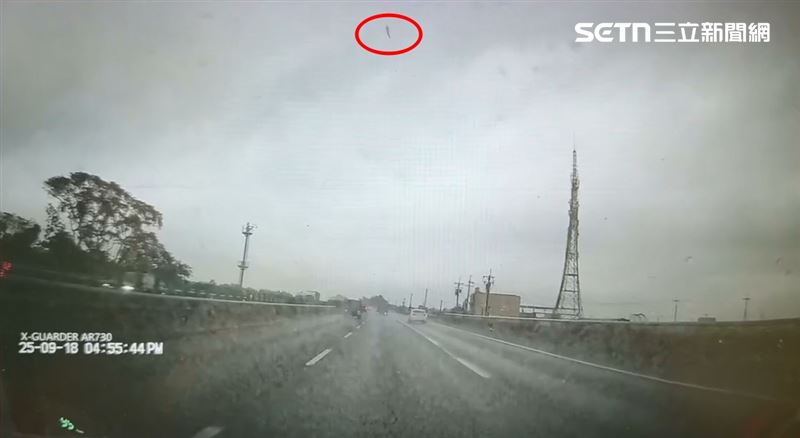 國道1號北上嘉義段驚見「天降鐵鉗」。（圖／threads@georgee1c提供）