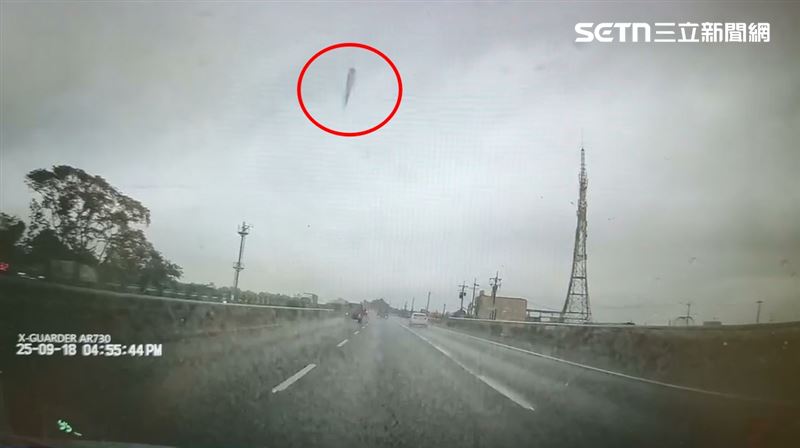 國道1號北上嘉義段驚見「天降鐵鉗」。（圖／threads@georgee1c提供）