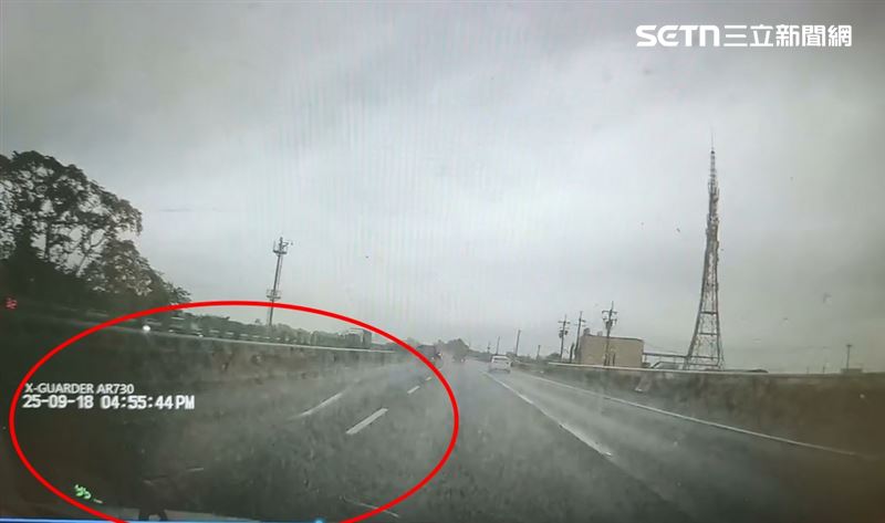 國道1號北上嘉義段驚見「天降鐵鉗」。（圖／threads@georgee1c提供）