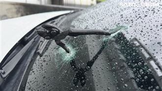 「天降鐵鉗」插前擋！駕駛嚇喊：差點登出