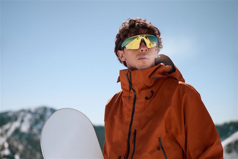 AI 走入終端應用如眼鏡,即時翻譯、接聽電話視訊等功能將更成熟,從Meta起跑的商機,美中兩國科技公司紛紛投入,蘋果也有望推出自己的智慧眼鏡,合作三台廠也跟著吃紅。(圖/Meta提供)