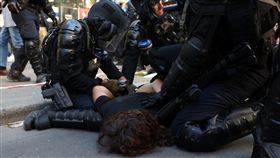 法國街頭抗議過程場面一度緊張。（圖／路透社／達志影像）