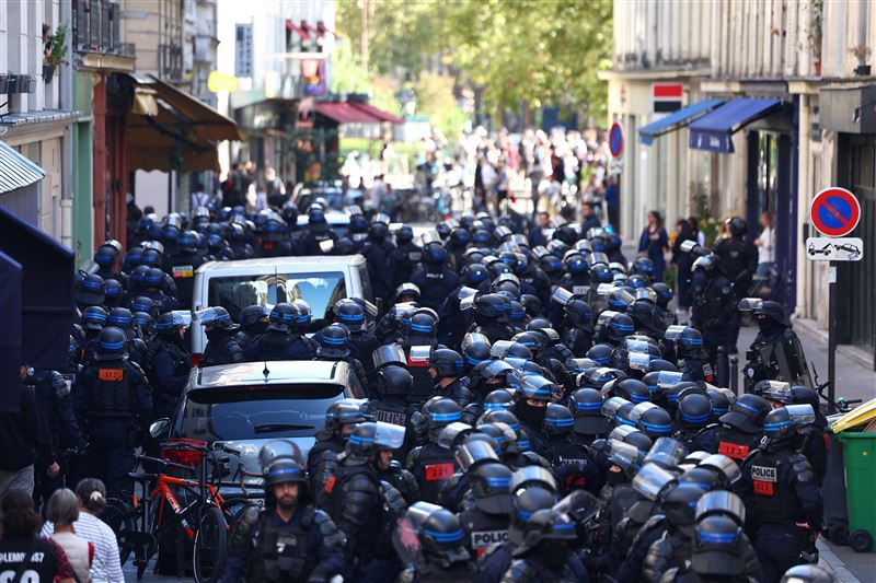 法國政府共出動了高達8萬名警察和憲兵，還有鎮暴單位、無人機與裝甲車。（圖／路透社／達志影像）