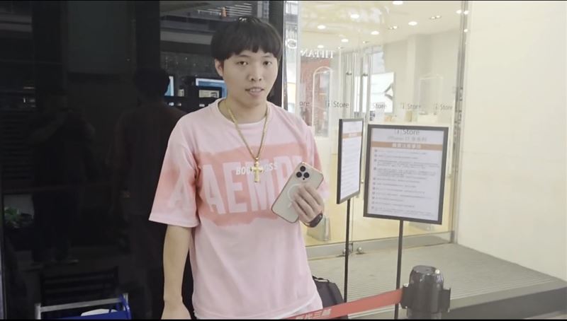 蘋果經銷商「iStore」頭香哥被問是否覺得價格偏高時，他豪氣地回應：「不會，小錢而已。」（圖／記者王文承攝影）