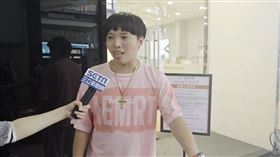 蘋果經銷商「iStore」頭香哥被問是否覺得價格偏高時，他豪氣地回應：「不會，小錢而已。」（圖／記者王文承攝影）