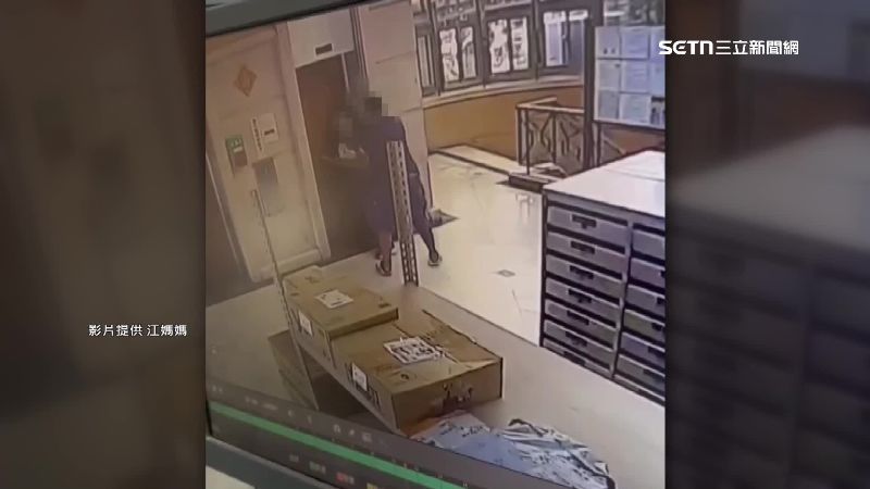 清潔員將住戶推進電梯井，畫面曝光