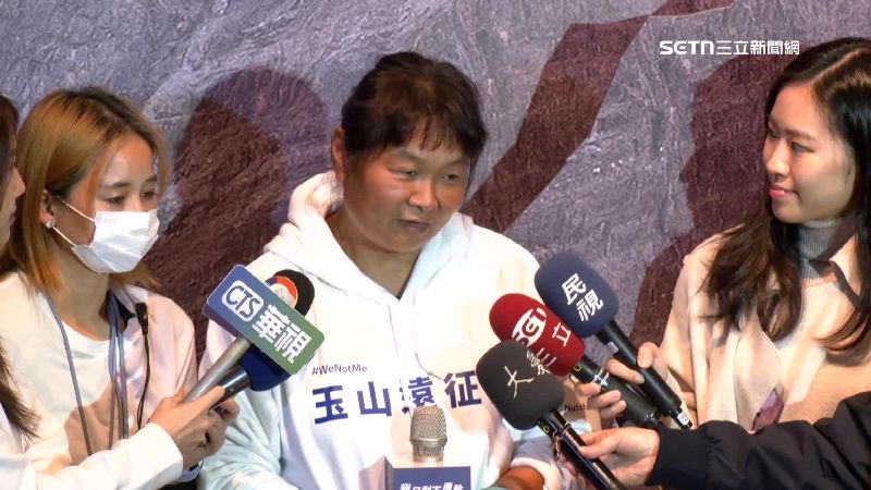 鋼鐵媽媽陳嘉齡帶著重度腦性麻痺的兒子小比一起完成將近3百場馬拉松賽事、去年還登上玉山