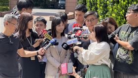 行政院長卓榮泰邀請黨籍立委便當會，會後政院發言人李慧芝、民進黨團幹事長鍾佳濱受訪。（圖／記者劉秀敏攝影）