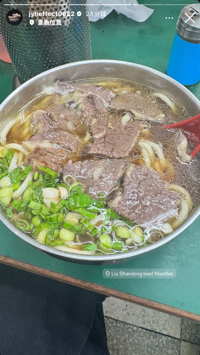鄭容和在社群軟體上分享他吃牛肉麵的照片。（圖／翻攝自鄭容和IG @jyheffect0622）