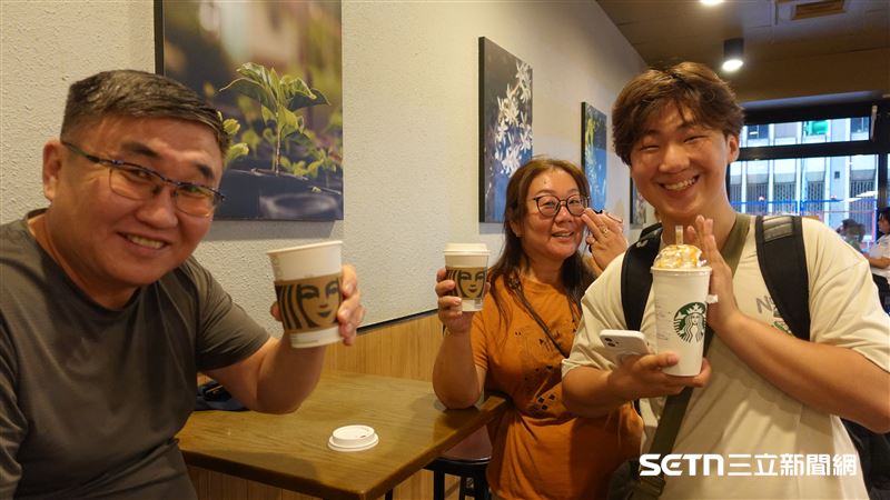蒙古沒有星巴克( Starbucks),所以Tom來台灣最想喝的飲料之一,除了珍珠奶茶就是星巴克,終於喝到的他,非常開心,不停地拿手機拍照留念。(圖/記者張雅筑攝)