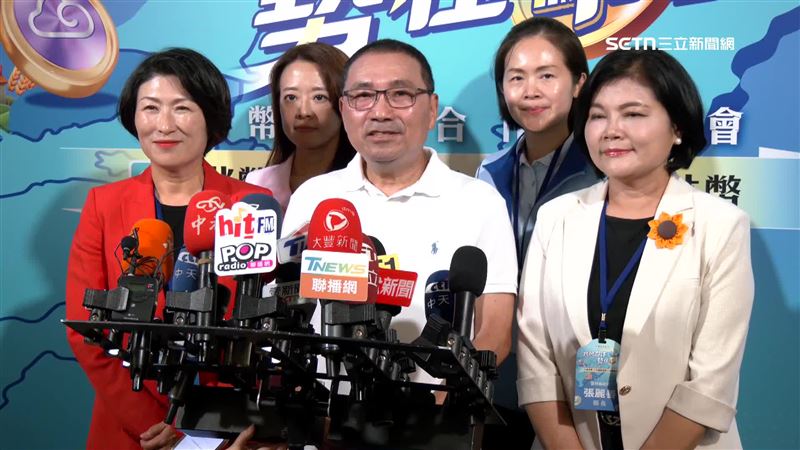 台東縣長饒慶鈴（前排左起）、新北市長侯友宜、雲林縣長張麗善