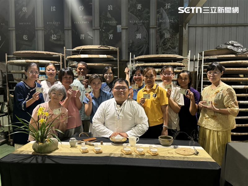 14位學員各今年位於台東茶葉改良場舉辦的「國家級製茶技術丙級證照考試」，全數通過。（圖／翻攝畫面）