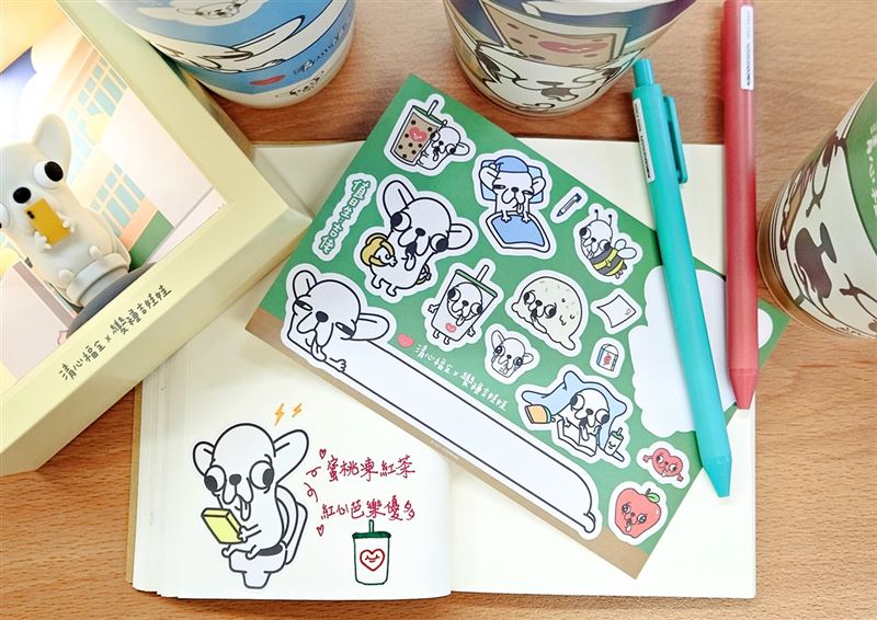 清心福全單次消費滿200元送變種吉娃娃聯名貼紙。(圖／清心福全提供）