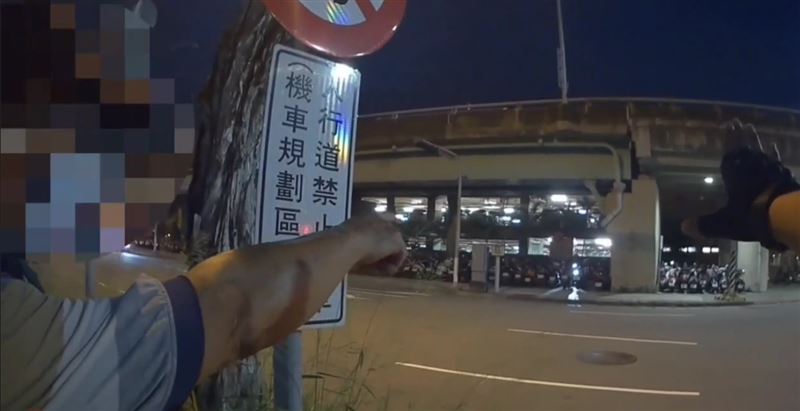 楊姓男子在高鐵站周遭徒步找車找了3小時，因天色昏暗只好求助警察協助。(圖／翻攝畫面)