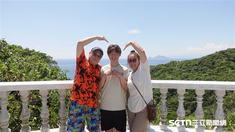 Tom的父親是喜劇製作人,媽媽則是記者,所以媽媽沿途都非常認真地拍攝照片,對任何事情也都充滿好奇心,非常有「記者魂」。(圖/記者張雅筑攝)