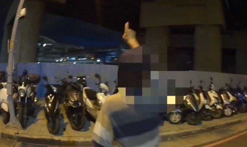 員警開巡邏車載楊姓男子重走一次模擬路線，試圖尋找線索，半小時後在距離高鐵站1.8公里的台鐵新烏日附近順利找到機車。(圖／翻攝畫面)