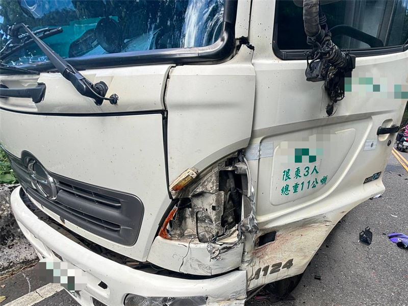 被撞的大貨車。（圖／翻攝畫面）
