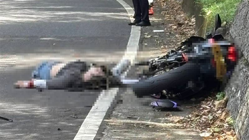 梁男連人帶車彈到路旁。（圖／翻攝畫面）