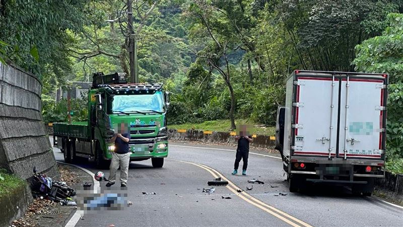 黃牌重機猛撞大貨車事故現場。（圖／翻攝畫面）
