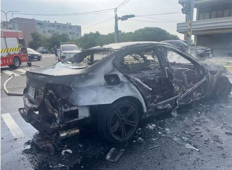 桃園汽車高速衝撞分隔島翻覆，下秒成火球。（圖／桃園電子報提供）