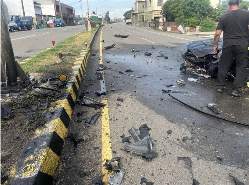 楊梅交通分隊說明，劉姓男子駕駛自小客車疑似車速過快，導致車輛失控衝撞分隔島。（圖／桃園電子報提供）