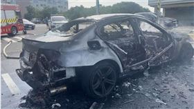 桃園汽車高速衝撞分隔島翻覆，下秒成火球。（圖／桃園電子報提供） 