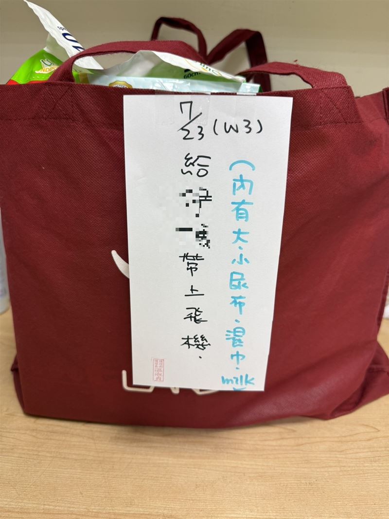 光田醫院護理師自掏腰包購買衣服、包包、鞋子，溫情送暖，祝福印尼籍女移工阿蒂返鄉治療順利。(圖／光田綜合醫院提供)