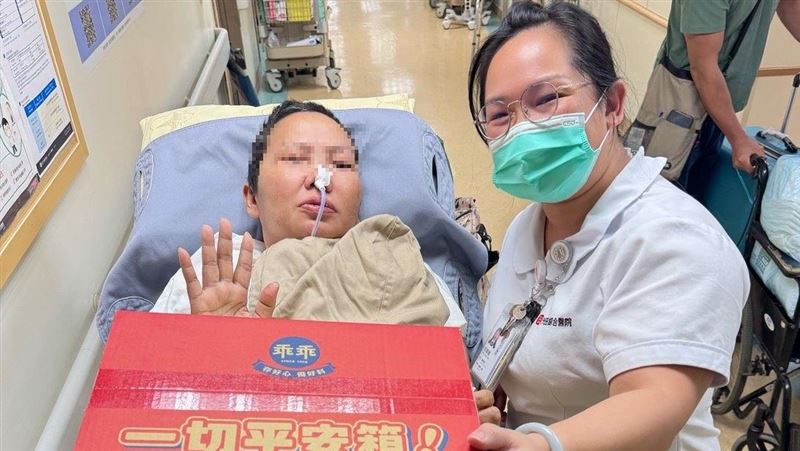女移工患水腦症想返鄉　見護理師暖舉落淚