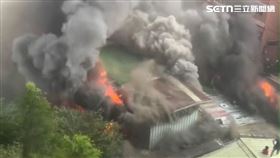 台北市木柵路三段102巷內民宅起火燃燒，警消救出兩大兩小。（圖／翻攝畫面）